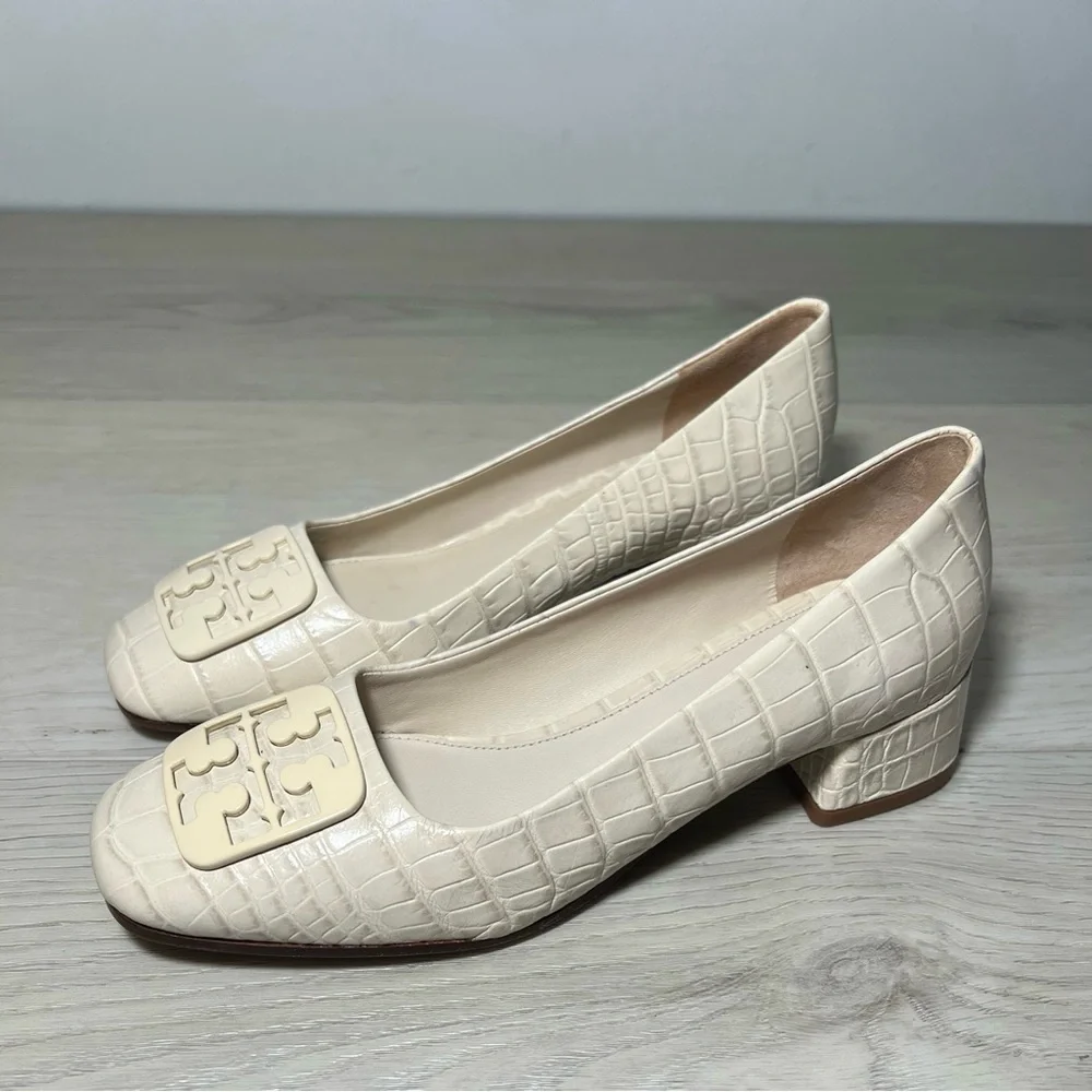 TORY BURCH GEORGIA PUMP SHOES.  Color Cream Sz 5.5